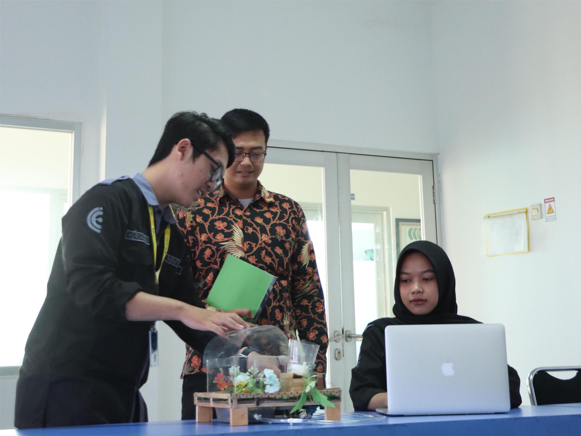 Bagaimana Teknik Industri di Bandung Menerapkan Konsep Ergonomi di Dunia Kerja?