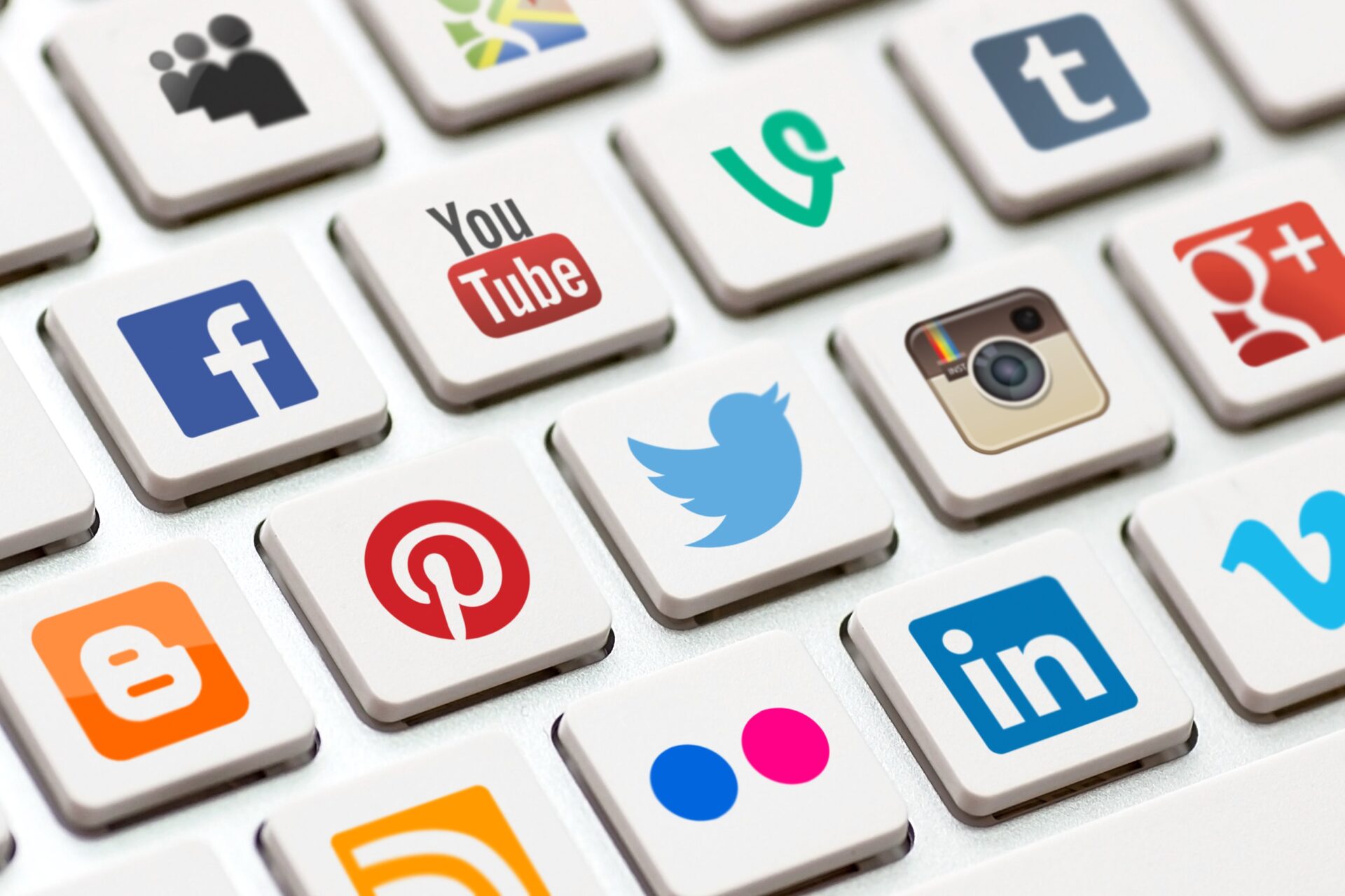Mengoptimalkan Jangkauan Brand Anda: Jasa Social Media Management dan Panduan Menggunakan Hashtag di Media Sosial