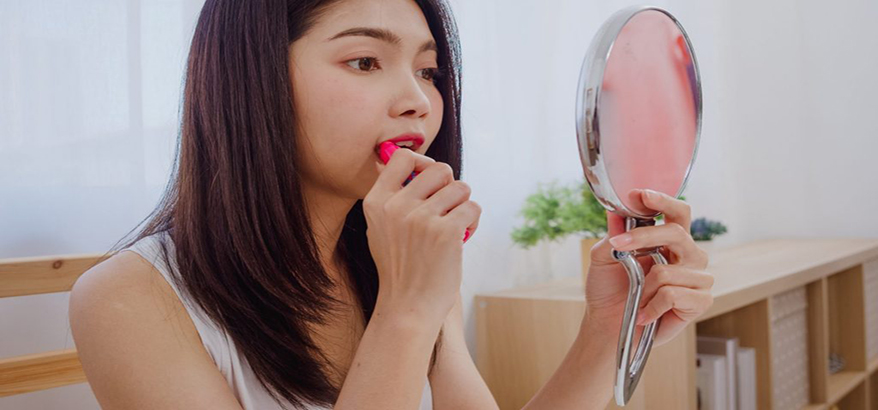 Sebaiknya Stop Pemakaian Produk Make up Bila Gejala Ini Timbul di Kulit