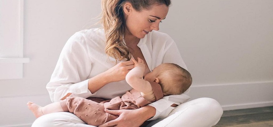 Begini Cara Menyusui Bayi Baru Lahir Yang Benar dan Praktis