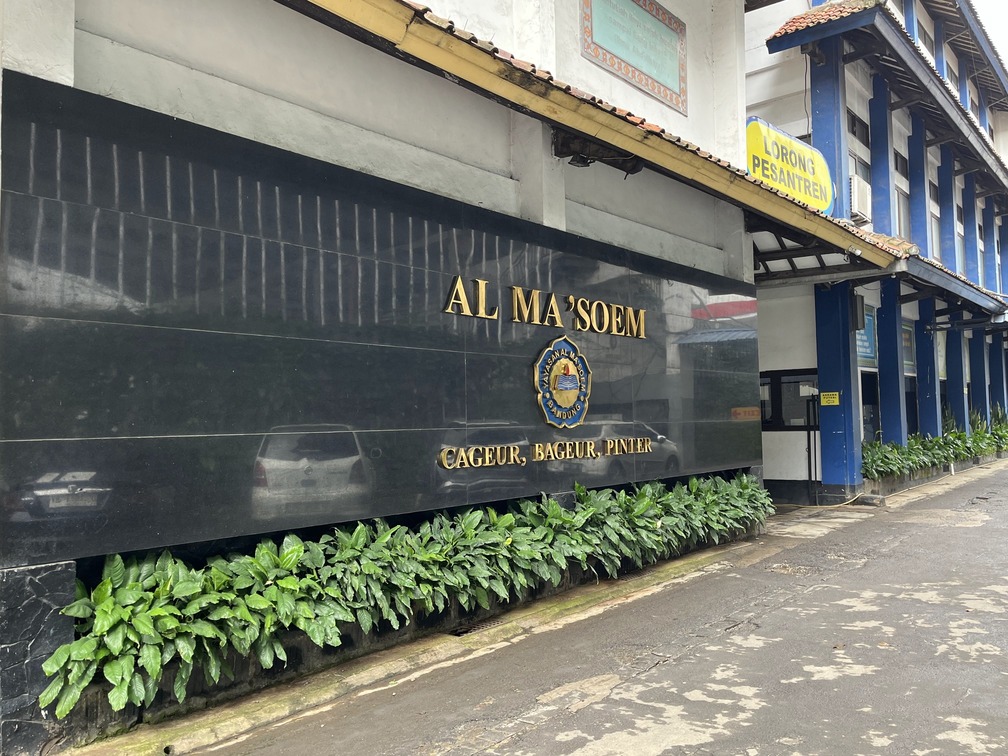 Filosofi Seragam di Sekolah Boarding: Pembiasaan Hidup Teratur Sejak Dini